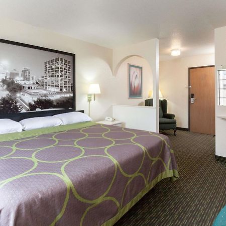 Super 8 By Wyndham Tulsa/Downtown/East Hotel Bagian luar foto