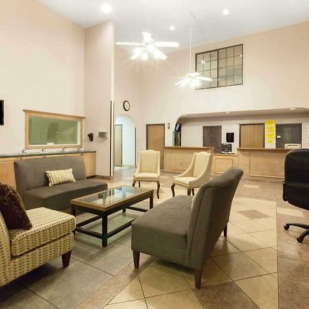 Super 8 By Wyndham Tulsa/Downtown/East Hotel Bagian luar foto