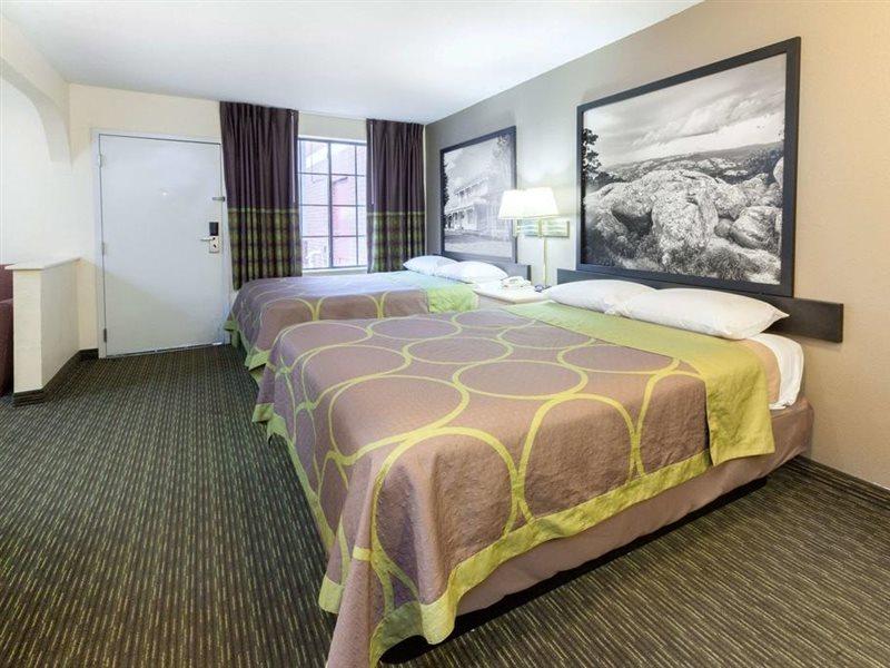 Super 8 By Wyndham Tulsa/Downtown/East Hotel Bagian luar foto