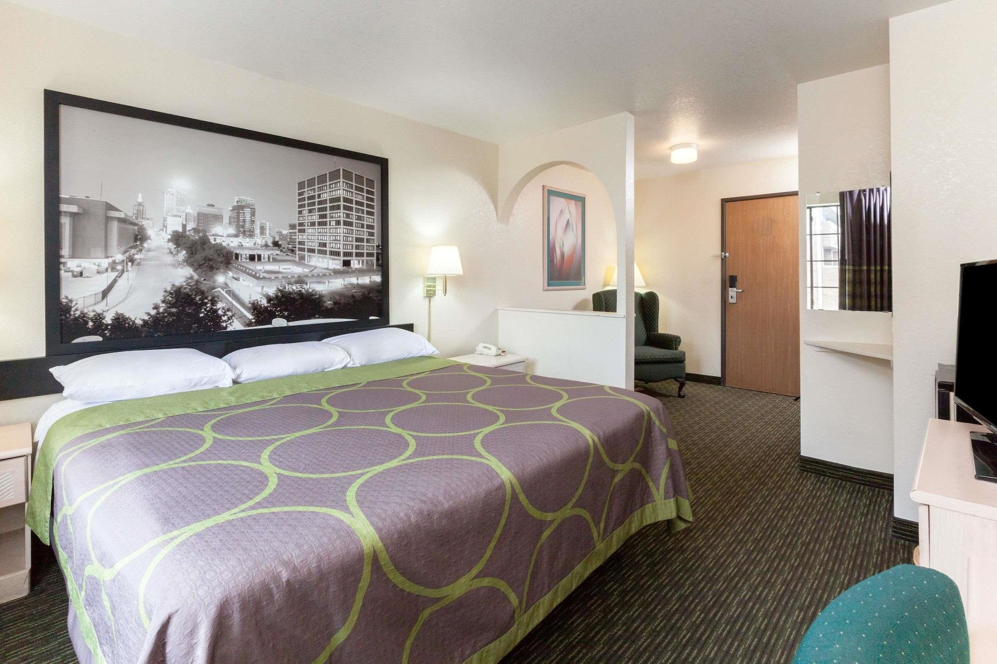 Super 8 By Wyndham Tulsa/Downtown/East Hotel Bagian luar foto