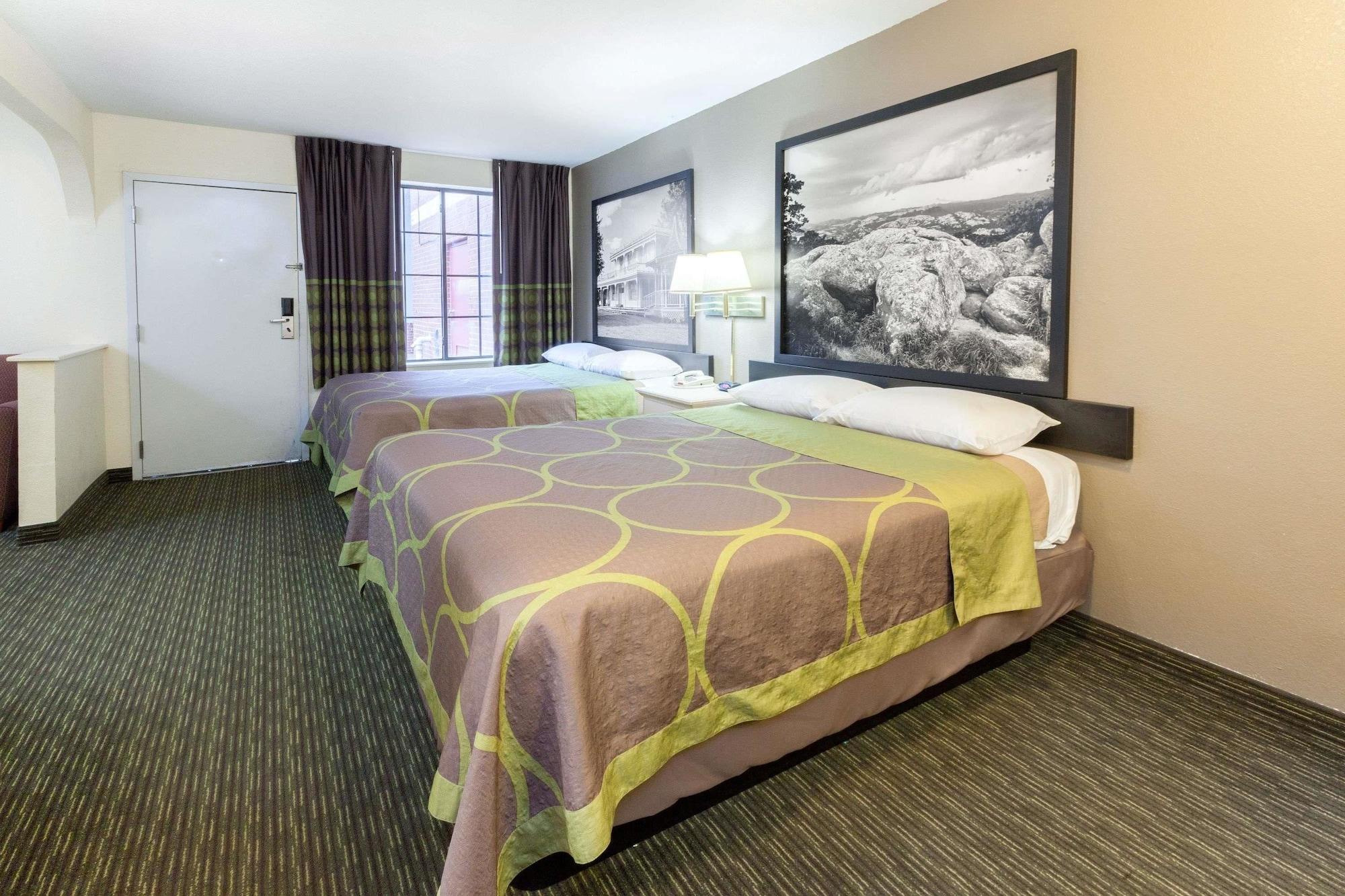 Super 8 By Wyndham Tulsa/Downtown/East Hotel Bagian luar foto