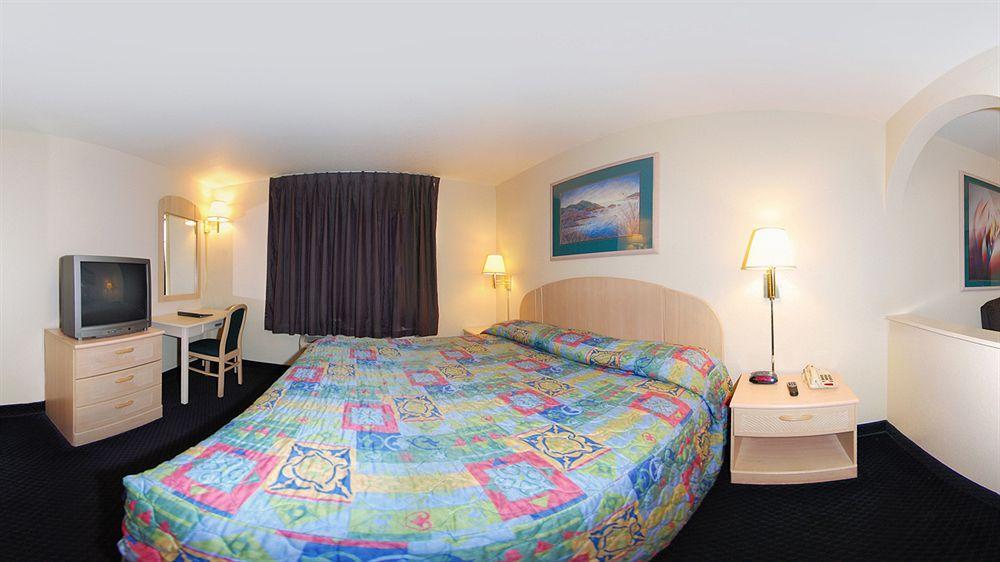 Super 8 By Wyndham Tulsa/Downtown/East Hotel Bagian luar foto