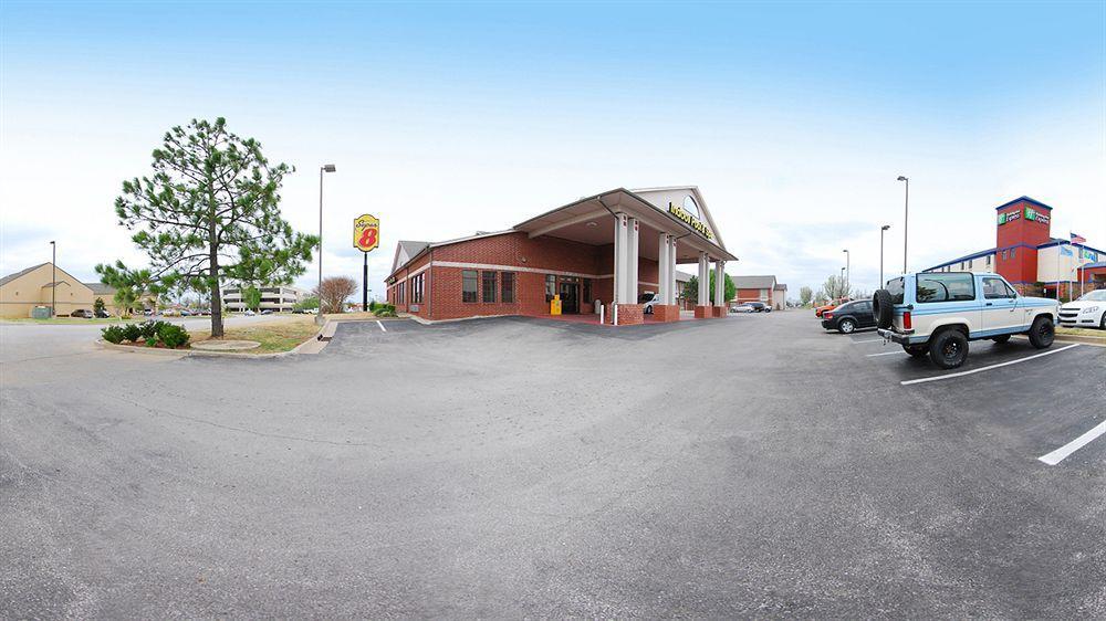 Super 8 By Wyndham Tulsa/Downtown/East Hotel Bagian luar foto