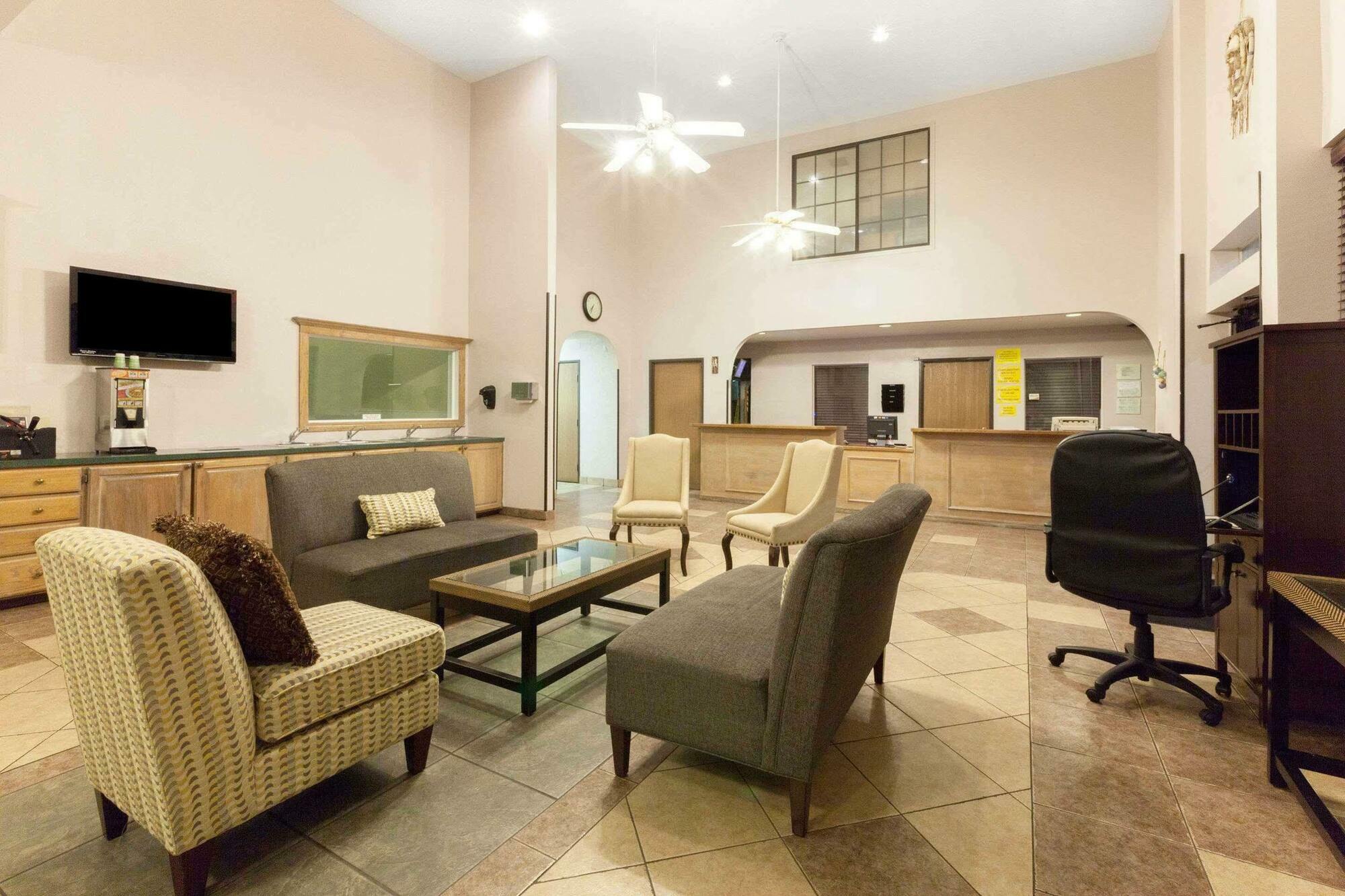 Super 8 By Wyndham Tulsa/Downtown/East Hotel Bagian luar foto