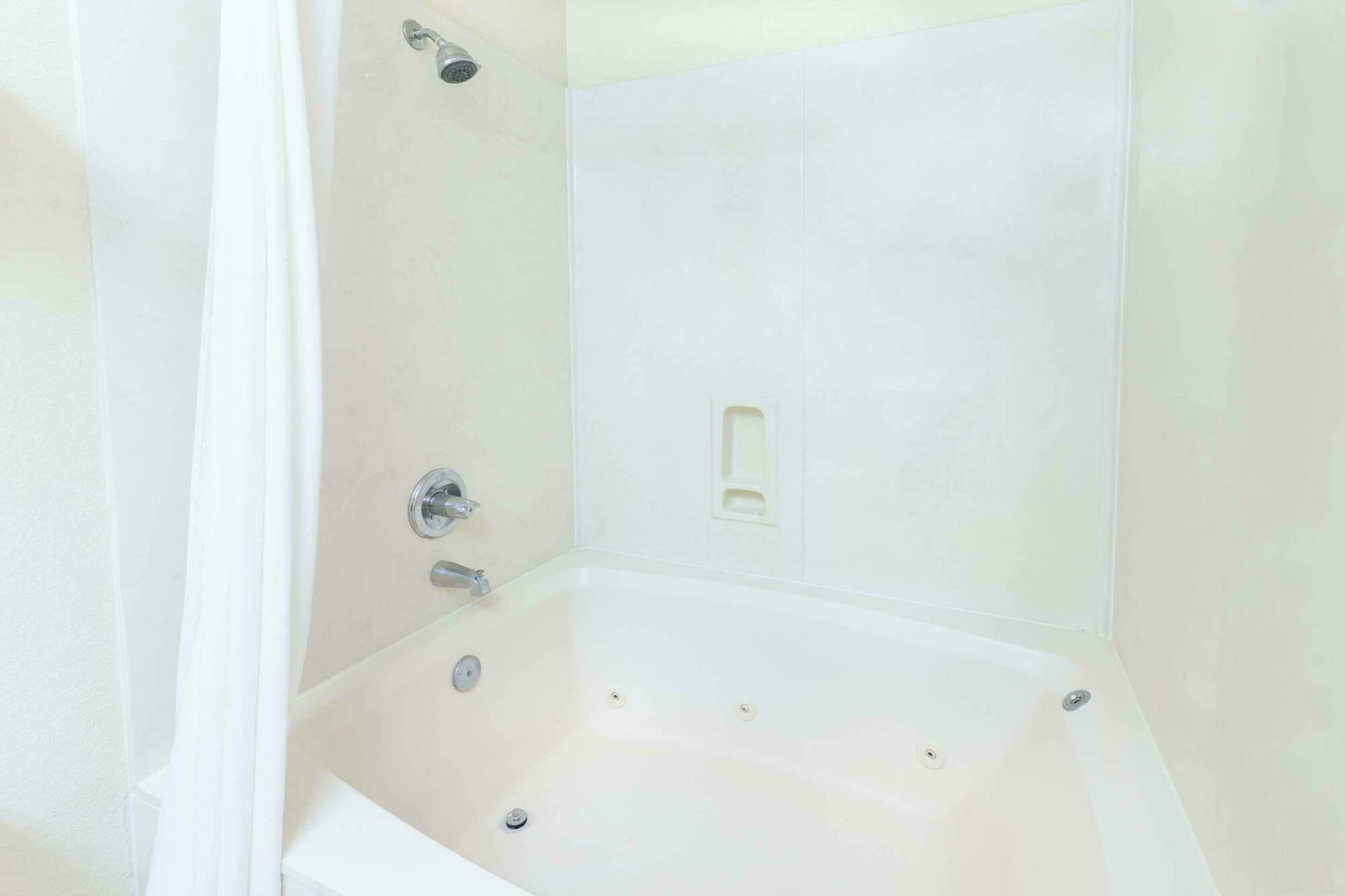 Super 8 By Wyndham Tulsa/Downtown/East Hotel Bagian luar foto