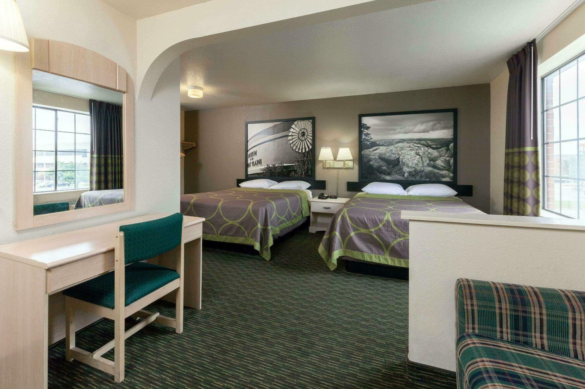 Super 8 By Wyndham Tulsa/Downtown/East Hotel Bagian luar foto