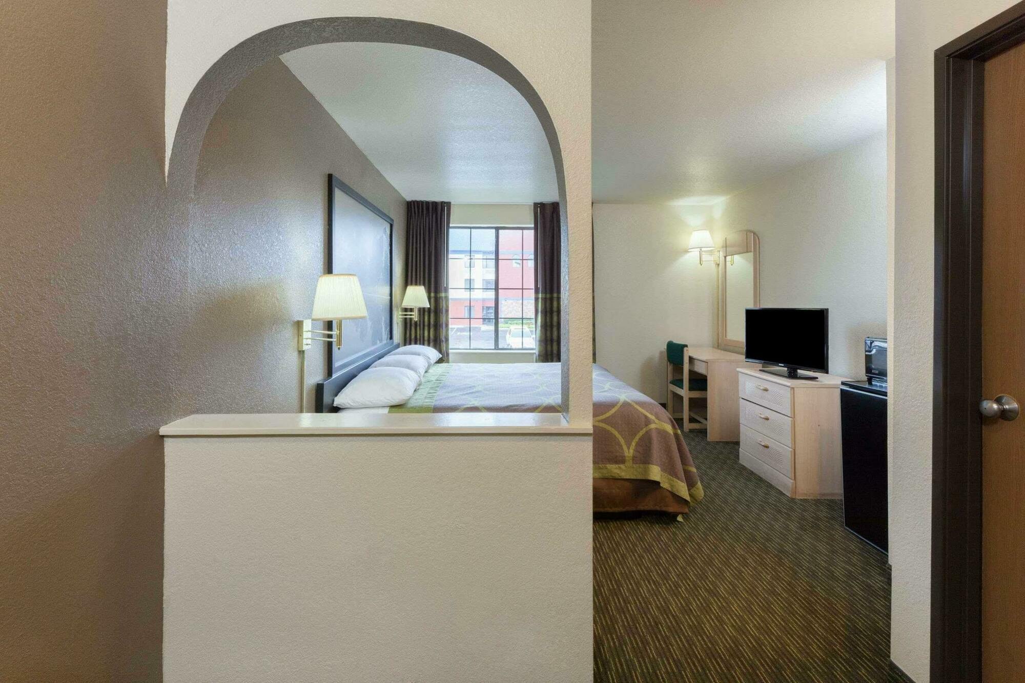 Super 8 By Wyndham Tulsa/Downtown/East Hotel Bagian luar foto